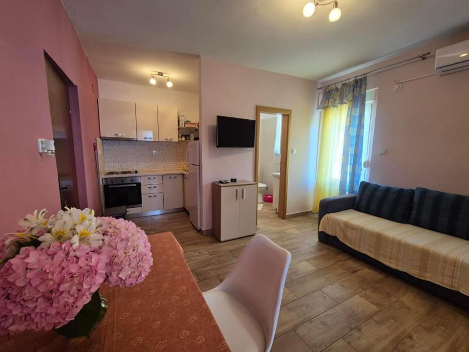 Apartments Velinka Mundanije Zewnętrze zdjęcie